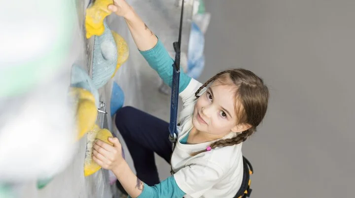 Mädchen in der Kletterhalle | © DAV / Jens Klatt Ein Mädchen beim Familienklettern in der Kletterhalle des DAV | © DAV / Jens Klatt