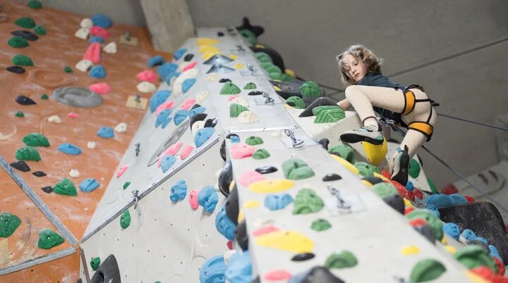 Ein Mädchen beim Familienklettern in der Kletterhalle des DAV | © DAV / Jens Klatt Ein Mädchen beim Familienklettern in der Kletterhalle des DAV | © DAV / Jens Klatt