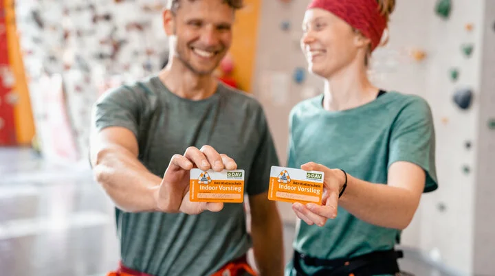 Boulder und Indoor-Klettern ist bei vielen DAV-Sektionen möglich | © DAV/Marisa Koch Zwei Persnen halten ihren Mitgliedsausweis in die Kamera | © DAV/Marisa Koch