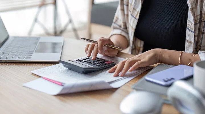 Verwaltung | © Adobe Stock / Nateee Meepian Arbeitsschfreibtisch mit Smartphone und Notizblock | © Adobe Stock / Nateee Meepian